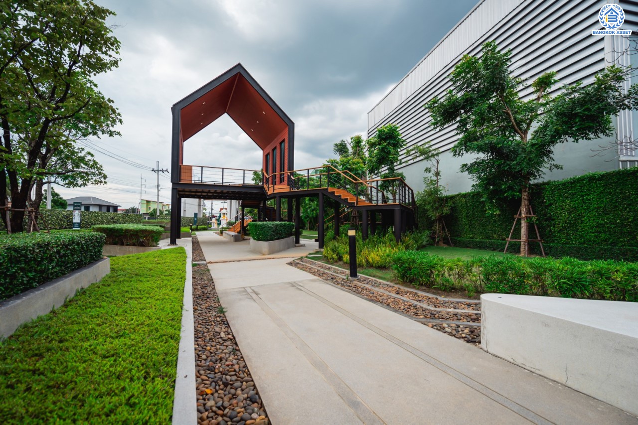 บ้านมือสองตกแต่งใหม่ ม.เดอะซิตี้ ราชพฤกษ์-ปิ่นเกล้า หลังมุม เนื้อที่ 71.8 ตร.ว. ดีไซน์ตอบทุกไลฟ์สไตล์ ฟังก์ชัน 3 ห้องนอน 5 ห้องน้ำ 1 ห้องอเนกประสงค์ 1 ห้องแม่บ้าน จอดรถได้ 2 คัน บนทำเลติดถนนใหญ่ เชื่อมต่อทุกเส้นทาง ใกล้รถไฟฟ้าสายสีม่วง "สถานีบางรักใหญ่" และจุดขึ้นทางด่วน "ศรีรัช"